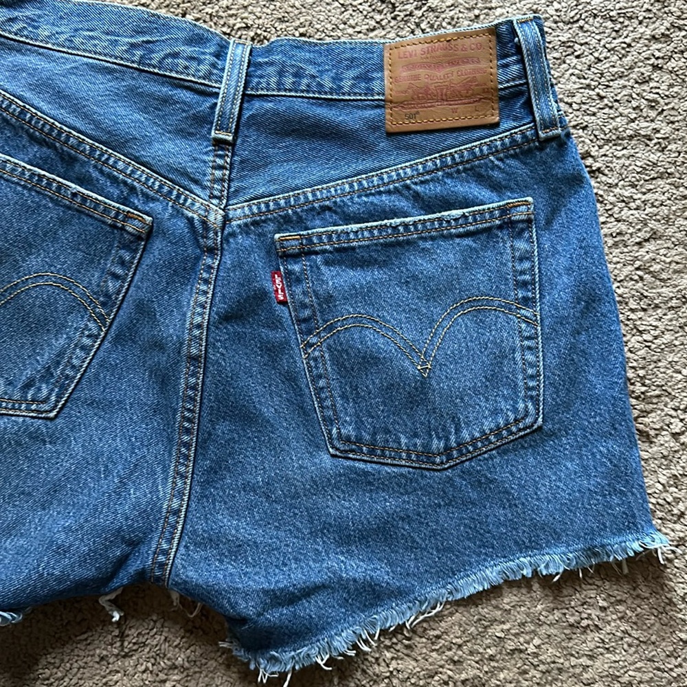Levi’s high waisted cut off denim shorts, sz 28